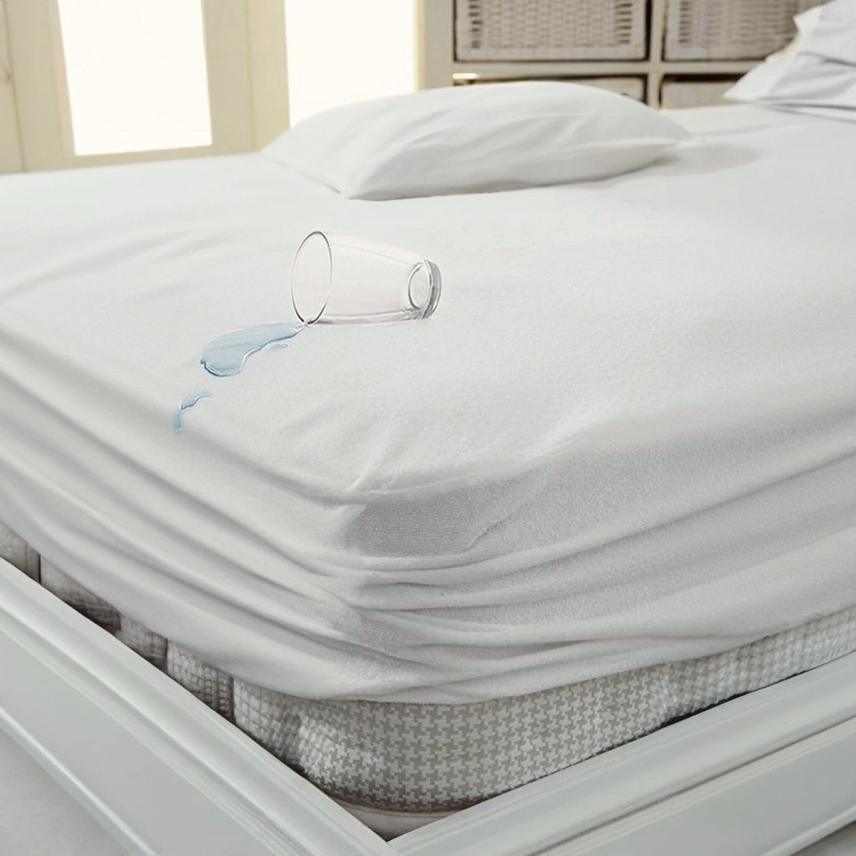 Aufgezogener Schoner im Bett mit umgekipptem Wasserglas