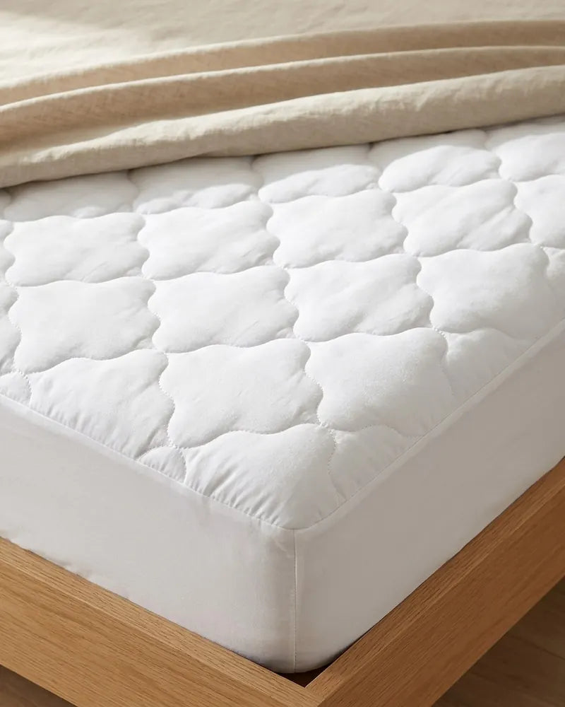 Ecke einer Matratze mit gestepptem Schoner